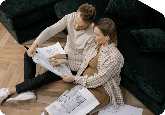 Couple consultant des plans pour un achat immobilier à Marrakech