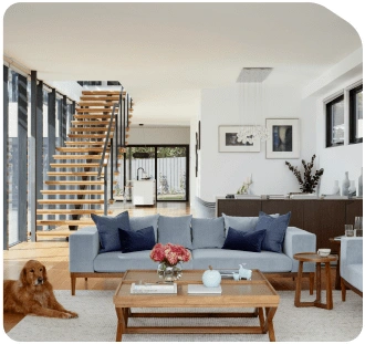 Intérieur de villa moderne à Marrakech avec salon lumineux et grandes baies vitrées