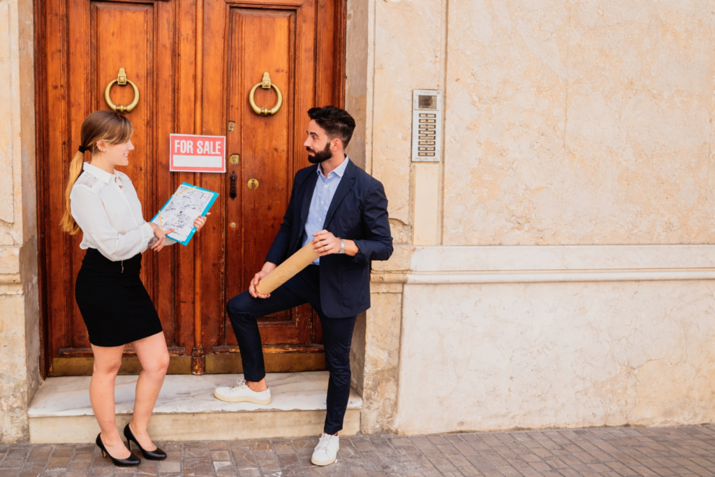 Agent d’une agence immobilière à Marrakech présentant un bien à vendre à un investisseur en 2026.